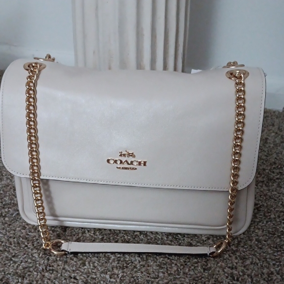 Coach Ivory Shoulder Bag with Gold Chain - Picture 2 of 11